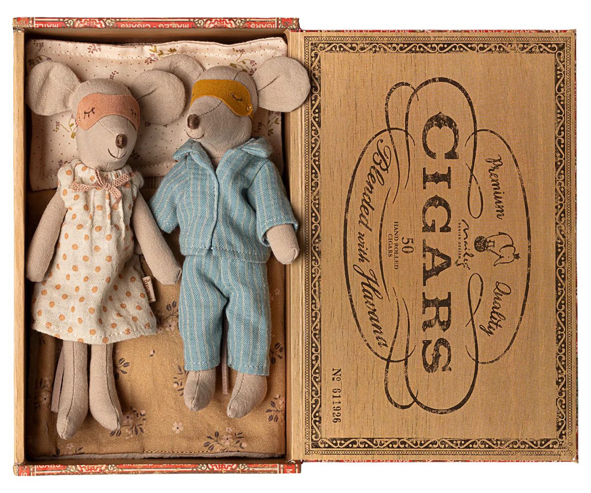 Mum & Dad Mice In Cigar Box- 2025
