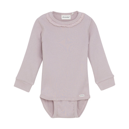 Baby outfit with long-sleeve top and bodysuit in ribbed texture on a white background
