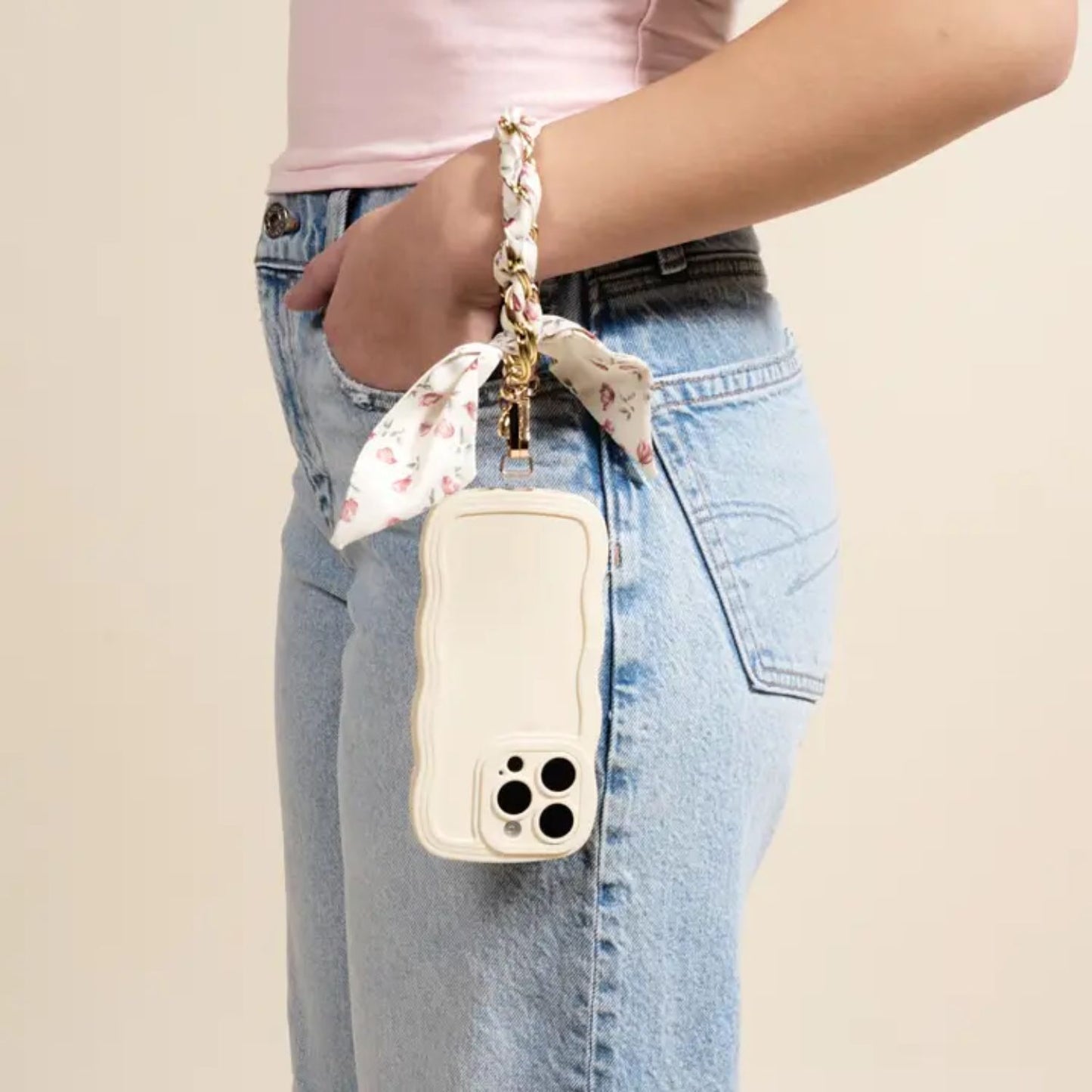 Stylish Phone Scarf With Chic Hands-Free Design