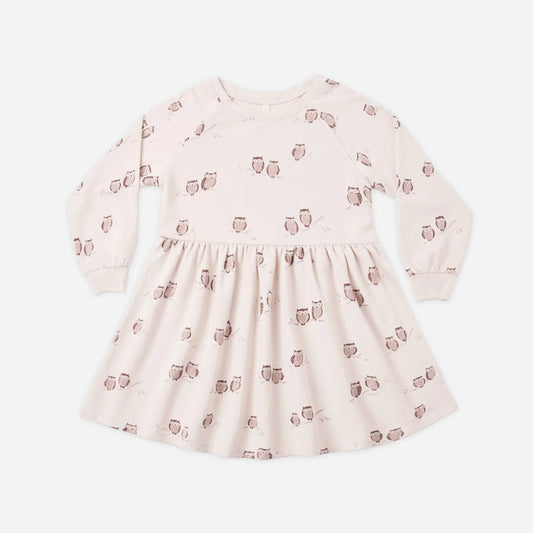 This long-sleeve raglan dress features ribbed cuffs and neckline, a gathered skirt for a twirly fit. Featuring our ‘owls’ print on our delicate 'petal' hue.