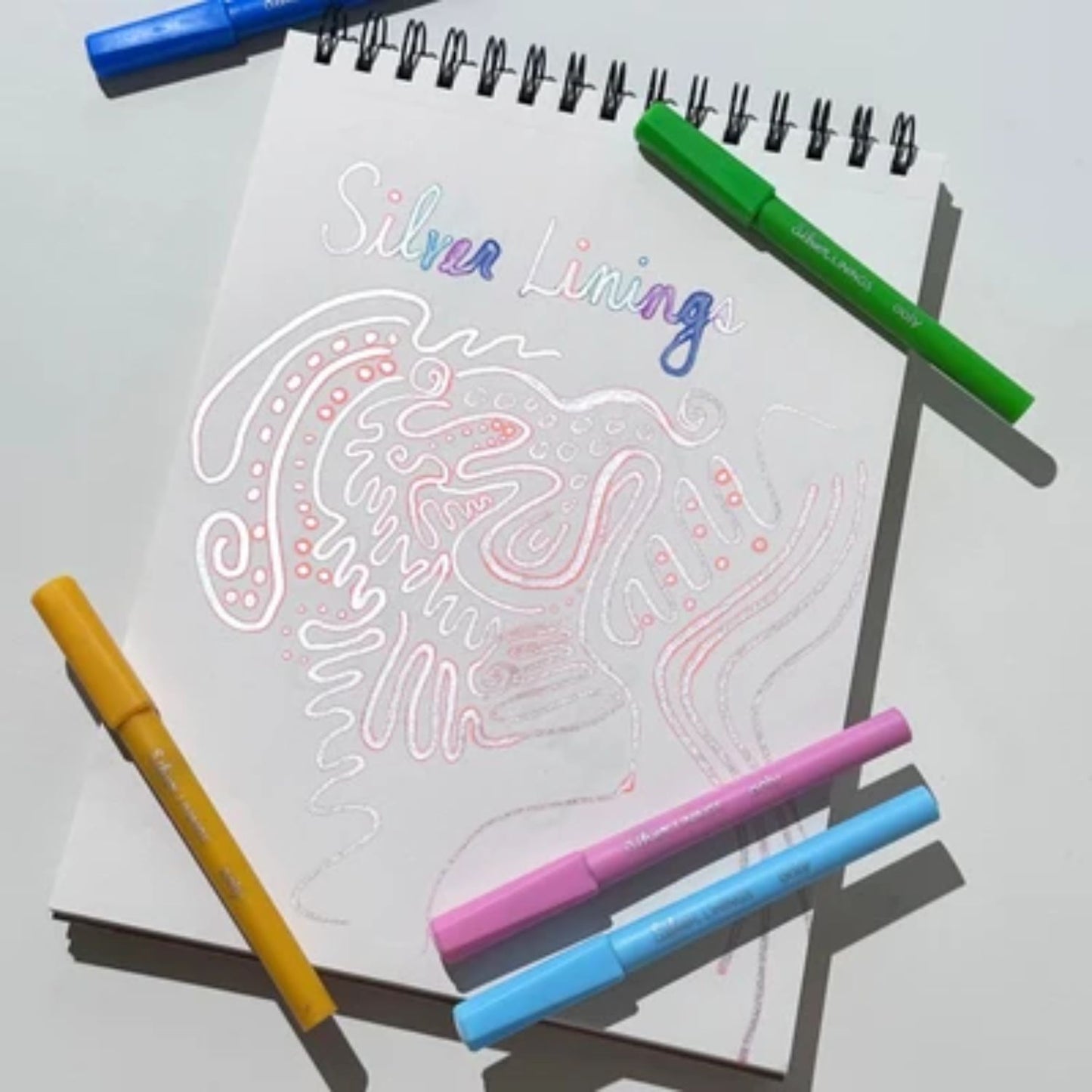 Self-outlining metallic markers for creative designs